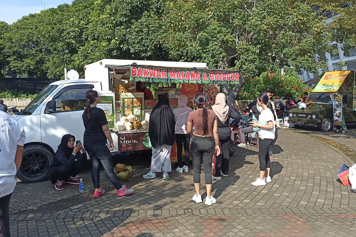 Seorang warga gagal diet karena tergoda makan di CFD Senayan