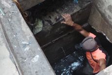 Bertaruh Nyawa Bersihkan Sampah yang Dibuang Warga Sembarangan...