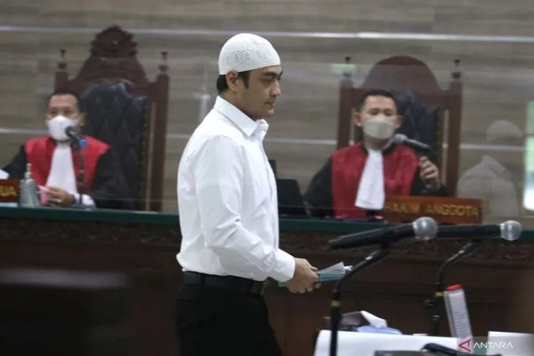 Aktor Ferry Irawan menjalani sidang kekerasan dalam rumah tangga (KDRT) di Pengadilan Negeri Kota Kediri, Jawa Timur, Senin (3/4/2023). ANTARA FOTO/Prasetia Fauzani/rwa.