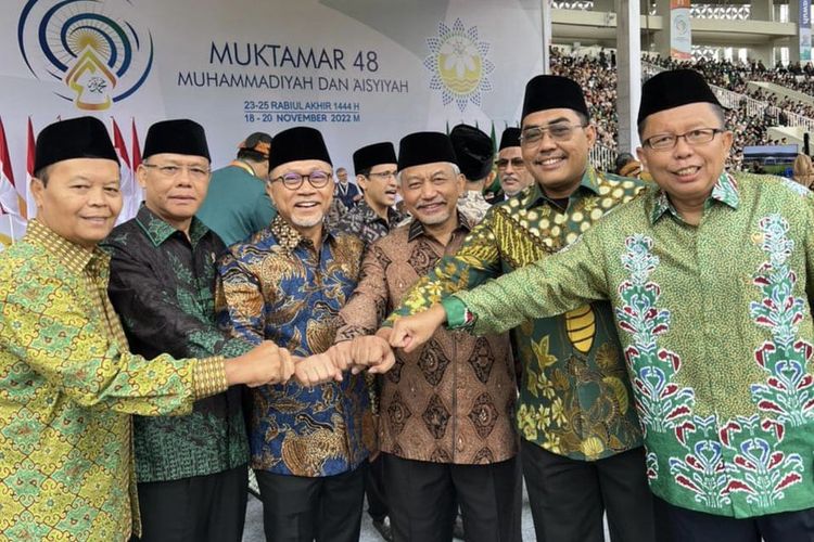Ketua Umum Partai Amanat Nasional (PAN) Zulkifli Hasan (ketiga dari kiri) menghadiri Muktamar Muhammadiyah ke-48 yang digelar di Stadion Manahan Solo, Jawa Tengah, Sabtu, (19/11/2022).