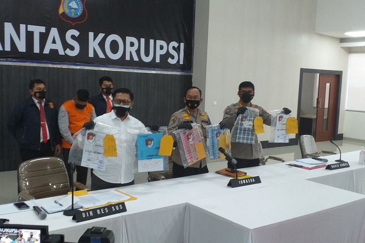 Polda Riau saat menggelar konferensi pers penangkapan Sekcam Bina Widya, BS, yang memeras warga ketika mengurus SKGR di Kota Pekanbaru, Riau, Senin (15/3/2021).
