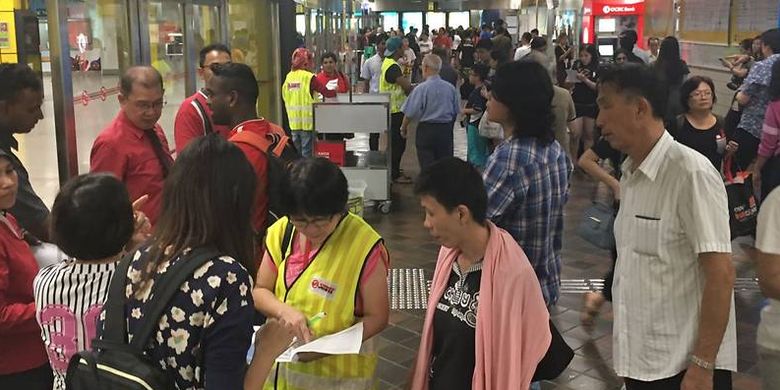 Suasana di Stasiun Toa Payoh setelah MRT Singapura berhenti operasi akibat banjir, Sabtu (7/10/2017).