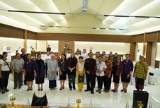 Dorong Naik Kelas, Poltekpar Bali dan Griffith University Latih 100 Penenun Endek dan Songket