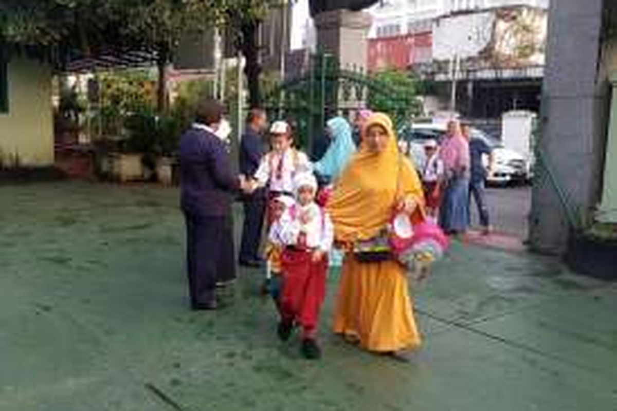  Hari pertama masuk sekolah di SDN 01 Menteng, Jakarta Pusat, Senin (18/7/2016).