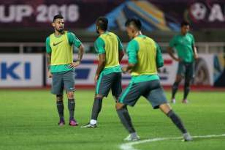 Pemain timnas Indonesia Stefano Lilipaly (kiri) berlatih di Stadion Pakansari, Cibinong, Bogor, Jawa Barat, Selasa (13/12/2016). Indonesia akan betanding melawan Thailand pada final Piala AFF Suzuki Cup 2016 leg pertama di Stadion Pakan sari, Rabu (14/12/2016).