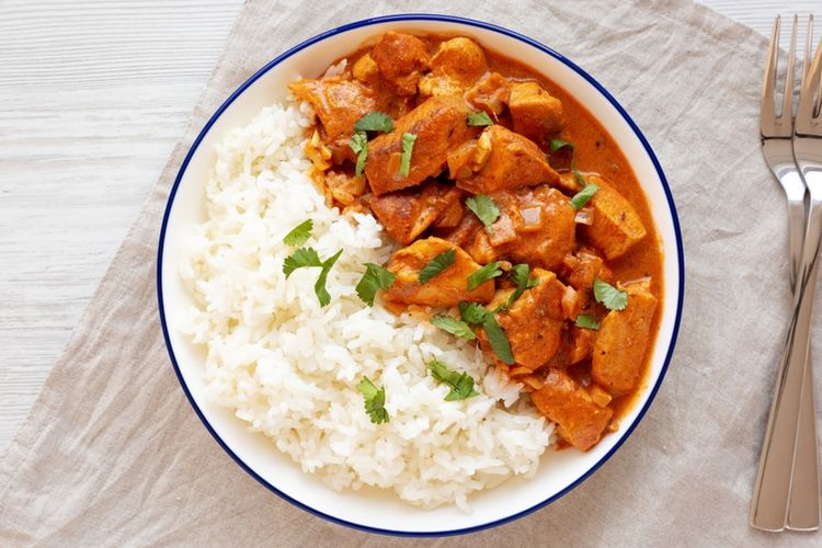 Ilustrasi butter rice dengan potongan daging ayam.