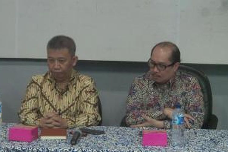 Direktur Utama PT Transportasi Jakarta yang baru, Budi Kaliwono (kiri) dan pejabat sebelumnya, Antonius Kosasih saat acara serah terima jabatan di Kantor PT Transjakarta, di Cawang, Jakarta Timur, Kamis (7/1/2016).