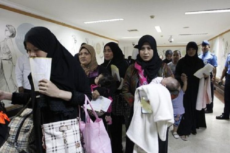 Tenaga kerja wanita tiba di Bandara Soekarno-Hatta, November 2015. Lebih dari 450 tenaga kerja Indonesia yang umumnya PRT dipulangkan akibat tak terdaftar di Arab Saudi kala itu.
