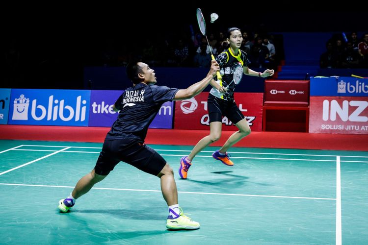 Ganda campuran Indonesia, Hafiz Faizal dan Gloria Emanuelle Widjaja mengembalikan bola ke arah pasangan asal Indonesia, Tontowi Ahmad dan Liliyana Natsir dalam laga babak semifinal Indonesia Open 2018 di Istora Senayan, Jakarta, Sabtu (7/7/2018). Pasangan ganda campuran Indonesia, Tontowi Ahmad dan Liliyana Natsir menang dengan skor 21-18 21-8.