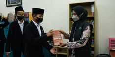 Restoran Daun Curry Donasikan Kamus Munawir untuk Santri E-Tahfiz 