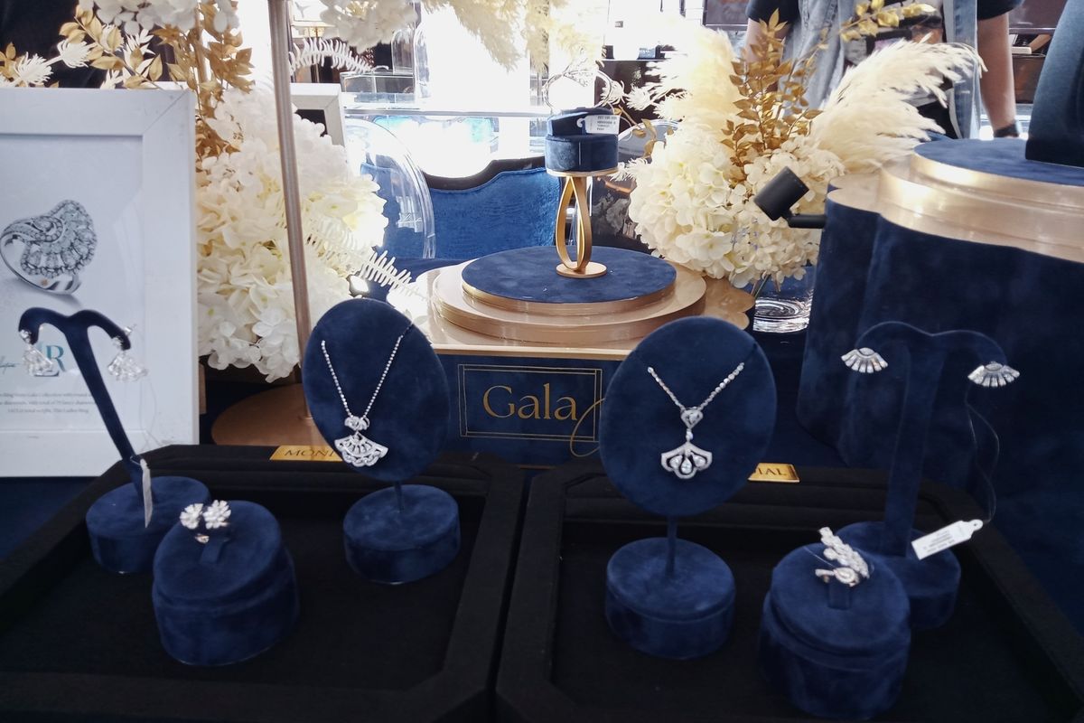 Koleksi perhiasan berlian terbaru Gala Collections di Mondial Plaza Indonesia, Jakarta Pusat, Kamis (14/4/2022).