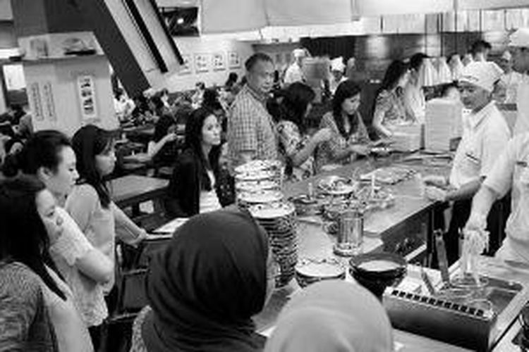 Pelanggan antre memesan makanan di Marugame Udon di Kota Kasablanka, Jakarta Selatan, Jumat (8/11/2013).