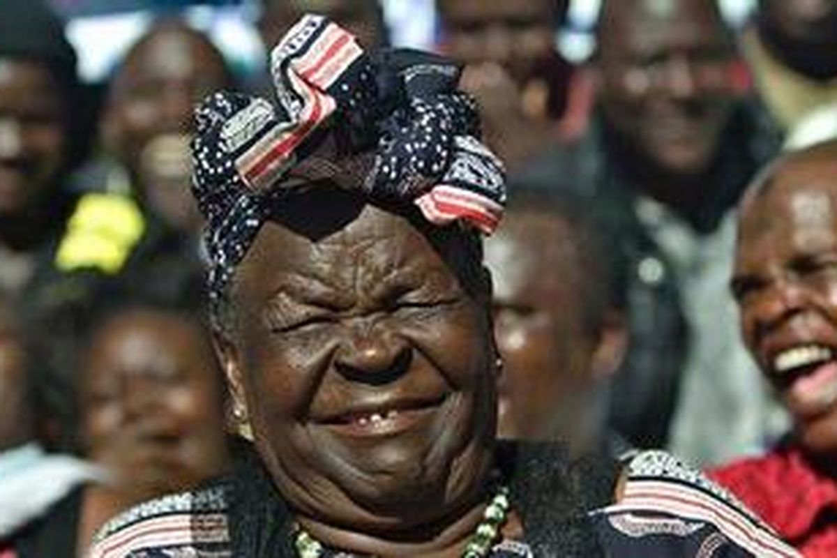Nenek tiri Barack Obama, Mama Sarah, bergembira bersama warga desa Kogelo, Kenya menyambut kemenangan Barack Obama.