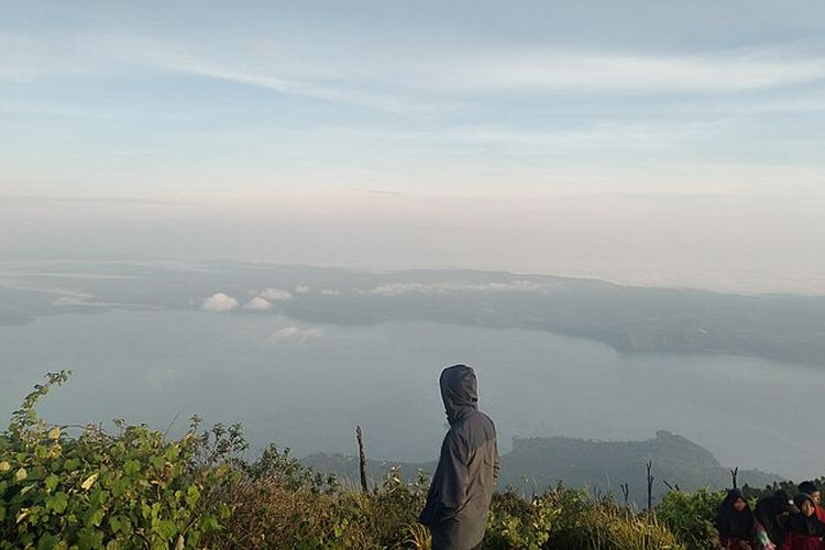Pemandangan Danau Ranau dari puncak Gunung Seminung. 