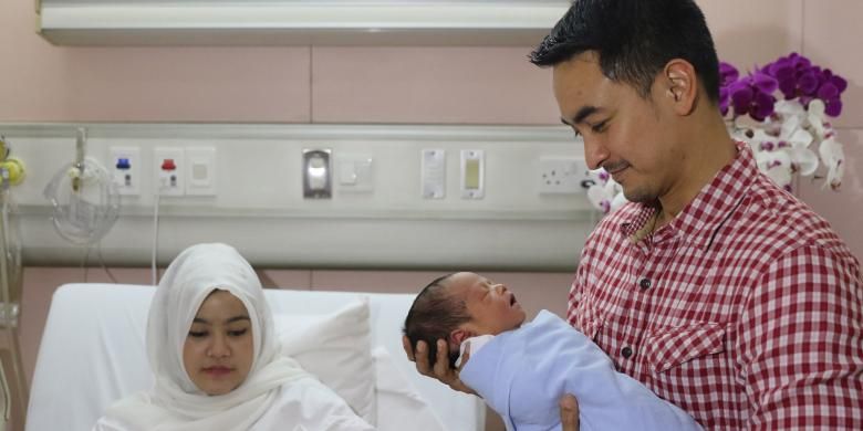 Zumi Zola bersama istrinya, Sherrin Tharia, dan putra kedua mereka, Zhafran Ziyadh At Thahirah Zola, diabadikan di Rumah Sakit Pondok Indah, Jakarta Selatan, pada Kamis (23/6/2016).