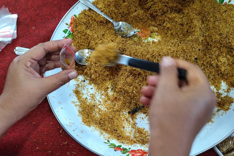 MR, orang dengan alzheimer asal Banyuwangi sedang memasukkan serundeng saat ditemui di rumahnya pada Kamis (13/9/2024)