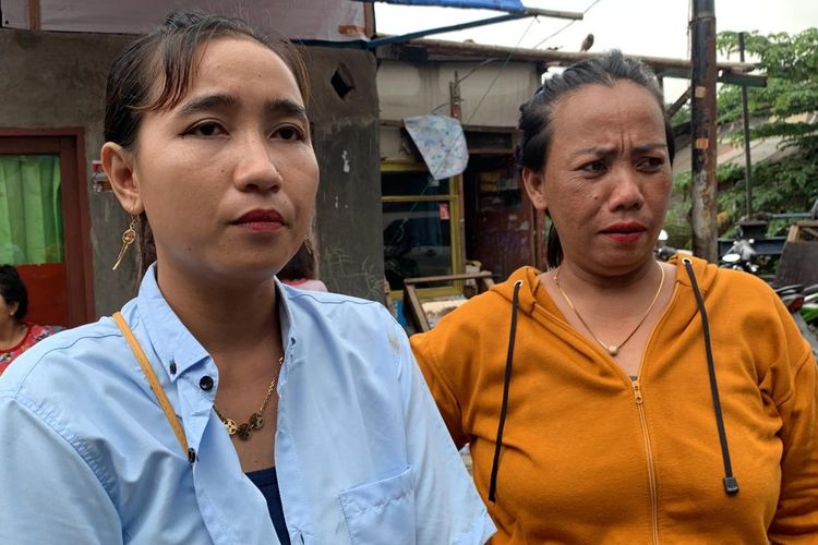 Riana (32), warga RT 001 RW 011, Semper Timur Cilincing, Jakarta Utara, datang ke tempat pemungutan suara (TPS) 100 mengenakan kemeja biru muda pada Rabu (14/2/2024).