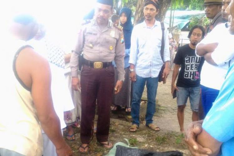 Kapolsek Panceng AKP Sholeh Lukman Hadi (tengah), saat melihat proses evakuasi korban.