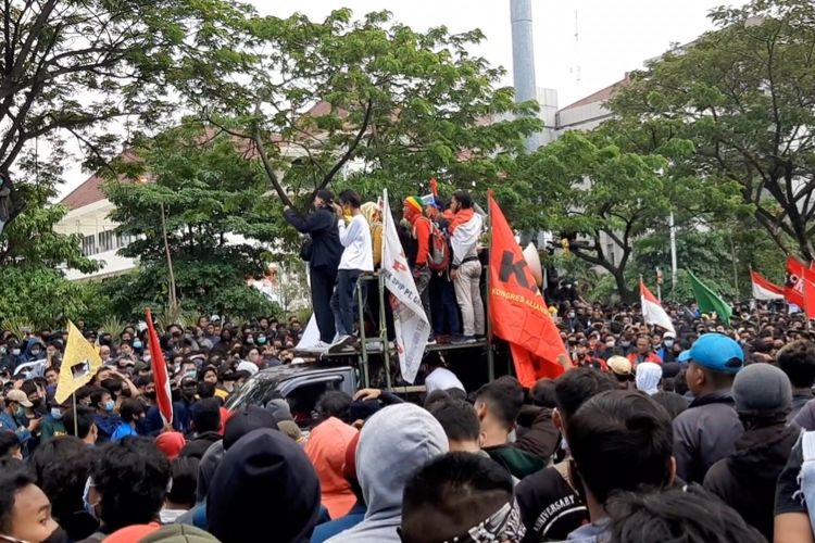 Aksi demo omnibus law di depan kantor gubernur jateng, Rabu (7/10/2020).