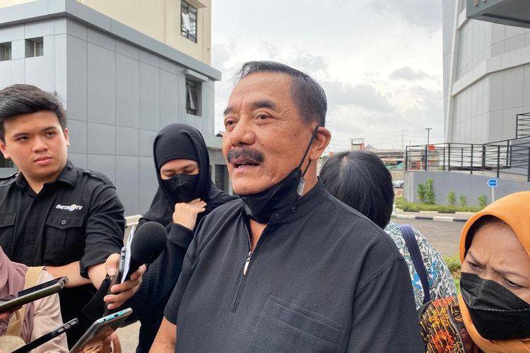 Ayah AKBP Dody Prawiranegara, Irjen Pol (Purn) Maman Supratman saat ditemui di Mapolres Metro Jakarta Barat, Jumat (24/2/2023). Dia menjenguk anaknya yang merupakan terdakwa kasus peredaran sabu yang dikendalikam Irjen Teddy Minahasa. 