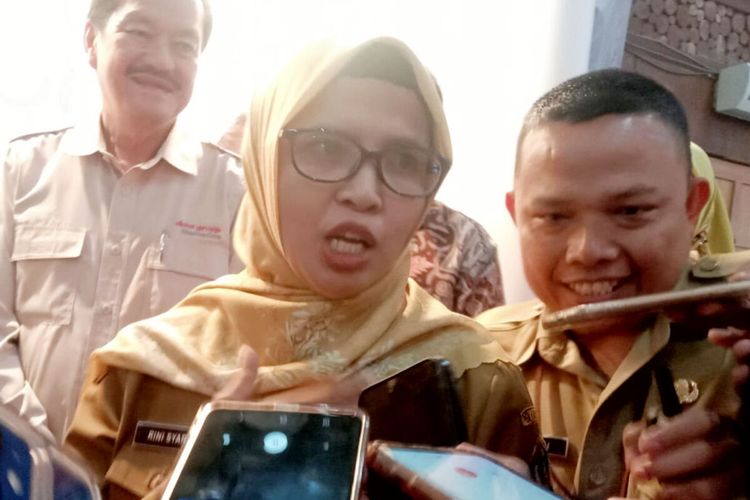 Bupati Blitar Rini Syarifah menjawab pertanyaan wartawan, Selasa (22/8/2023)