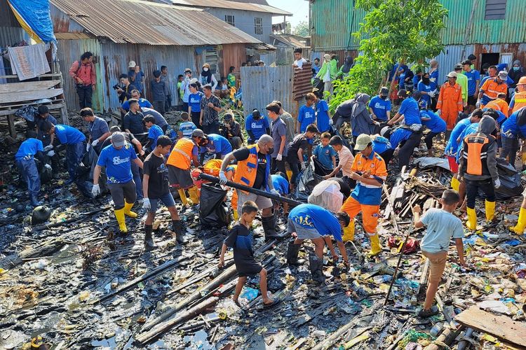 Pandawara Group bersama relawan, petugas kebersihan dan warga membersihkan sampah di Pemukiman Teraping Kampung Nelayan Kecamatan Tallo, Makassar, Sulawesi Selatan (Sulsel), Minggu (22/10/2023) pagi