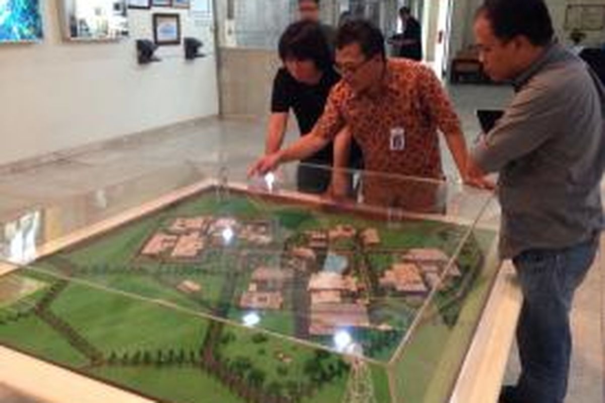 Petugas memberi penjelasan soal tempat-tempat melalui maket di gedung Badan Teknologi Nuklir Nasional (Batan), kompleks Pusat Pengembangan Ilmu Pengetahuan dan Teknologi (Puspitek), Serpong, Tangerang, Senin (29/6/2015). 