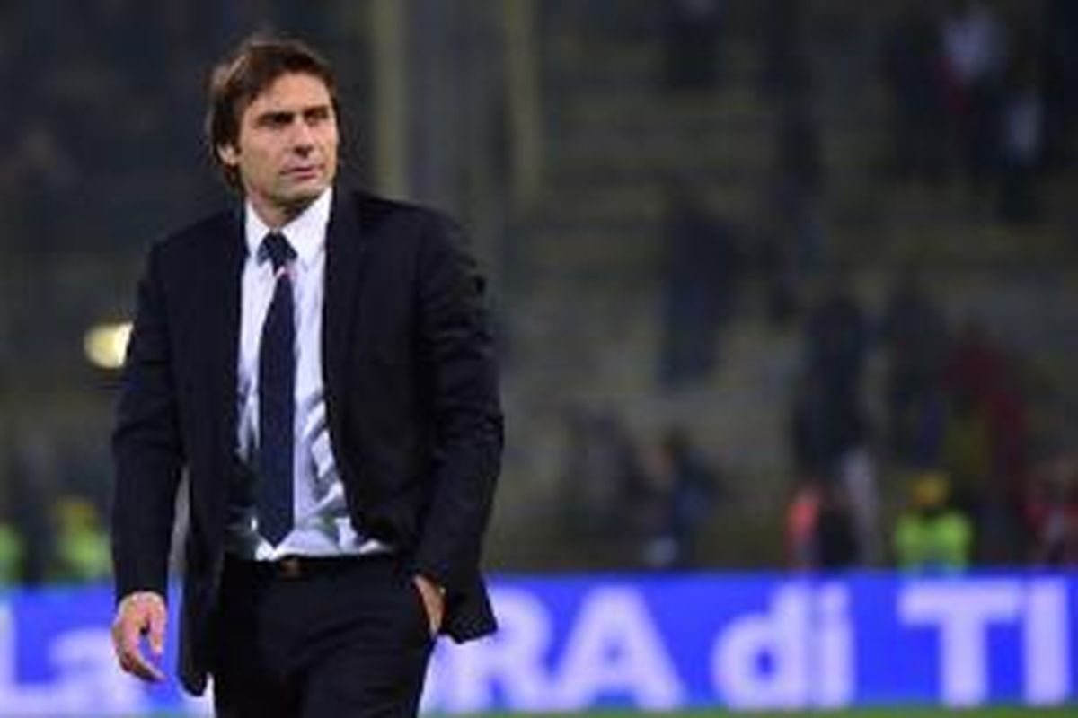 Salah satu ekspresi dari pelatih tim nasional Italia, Antonio Conte, pada laga persahabatan kontra Rumania di Stadion Renato Dall'Ara, Selasa (17/11/2015) waktu setempat.