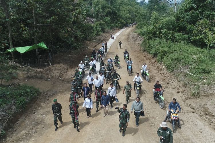 Jalan yang dibangun dalam program TMMD ke 102 yang dilaksanakan Kodim 1201/Mempawah di Desa Sempatung, Kecamatan Air Besar, Kabupaten Landak (8/8/2018)