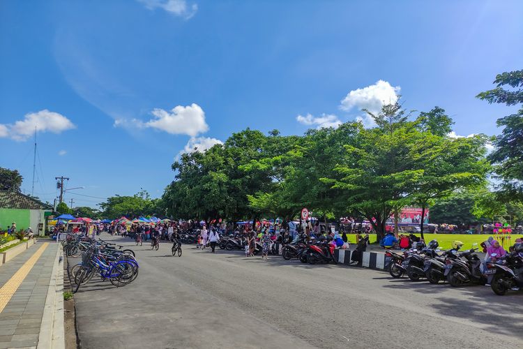 Suasana Car Free Day Karanganyar di Alu-alun Kabupaten Karanganyar, Jawa Tengah.