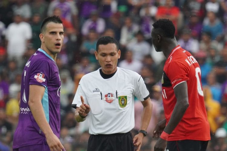 Pemain Bhayangkara FC, Ezechiel NDouassel (kanan), dan pemain Persik Kediri, Ante Bakmaz (kiri).