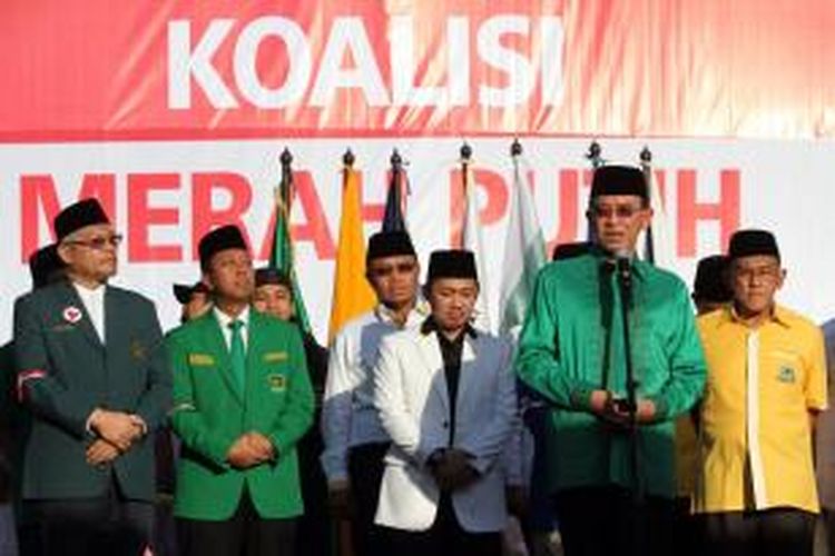 Ketua Umum PPP Suryadharma Ali (dua kanan) bersama Ketua Partai pendukung menghadiri acara penandatanganan Koalisi Merah Putih Permanen di Tugu Proklamasi, Jakarta Pusat, Senin (14/7/2014). Ketua dan Sekjen Partai Politik pendukung pasangan Prabowo-Hatta yaitu Gerindra, PKS, PPP, Golkar, PBB, PAN, dan Demokrat, untuk menguatkan komitmennya menandatangani nota kesepahaman Koalisi Permanen mendukung Prabowo-Hatta.