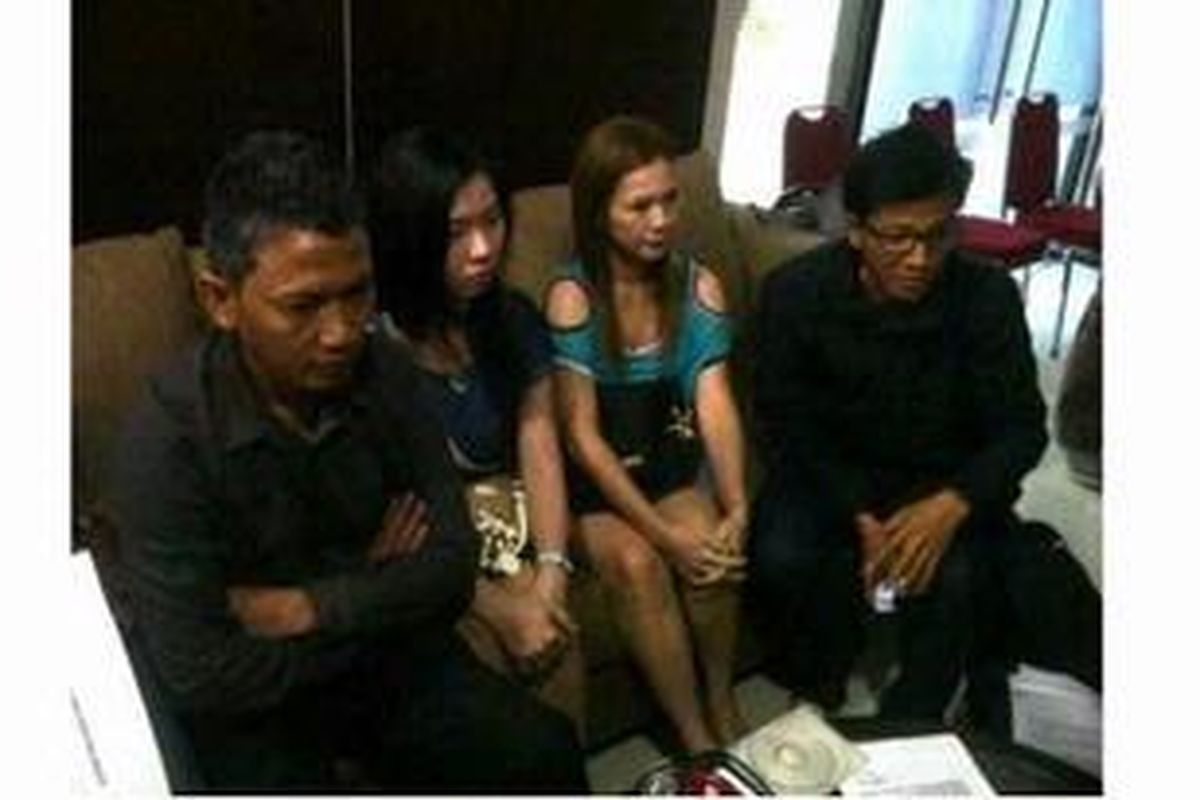 Keluarga terpidana kasus pembunuhan didampingi aktivis Kontras Usman Hamid dan pengacara Edwin Partogi mengadukan dugaan rekayasa kasus yang menjerat Sun An (51) dan Ang Ho (34), ke Dewan Pertimbangan Presiden, Selasa (23/10/2012).