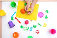 Melatih Motorik Halus Anak dengan Bermain Playdough