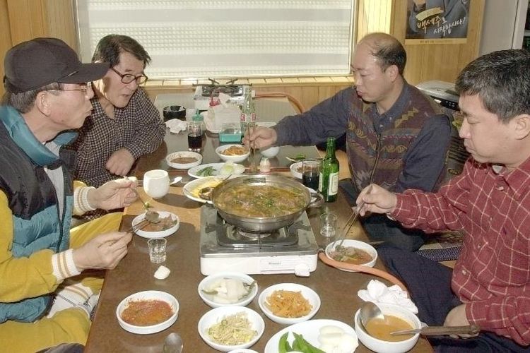 Daging anjing masih dikonsumsi sebagian masyarakat Korea Selatan yang diyakini memberi manfaat bagi kesehatan.