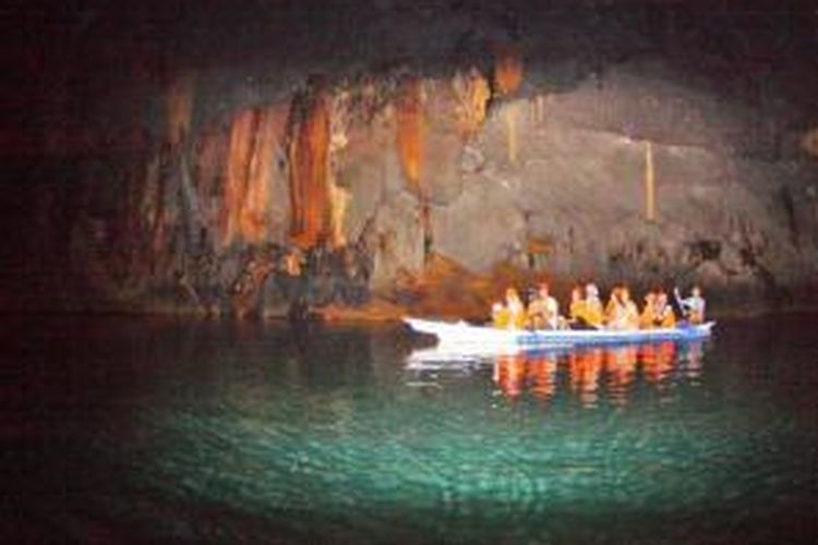 Suasana di dalam lorong sungai bawah tanah Puerto Princesa, Filipina. 