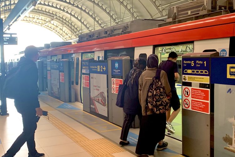 Waktu tunggu kereta atau headway lintas raya terpadu (LRT) Jabodebek kini lebih cepat menjadi 14 menit di Stasiun Jatimulya, Tambun, Bekasi, Selasa (20/2/2024).