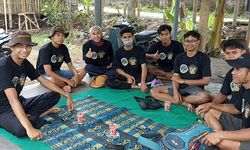 Komunitas Ganesa Peduli di Lombok, Berkeliling Tambal Jalan dari Duit Urunan