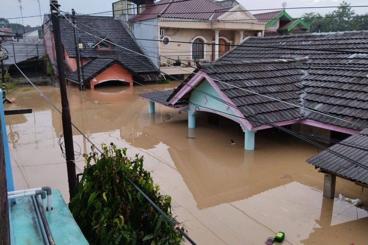 Banjir di Komplek AL Sinar Pondok Benda, Jatiasih, Kota Bekasi, Selasa (4/3/2025).