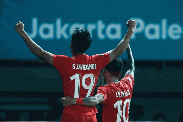Stefano Lilipaly dan Hanif Sjahbandi merayakan gol Timnas U-23 Indonesia ke gawang Hong Kong pada pertandingan Asian Games 2018 di Stadion Patriot, 20 Agustus 2018. 