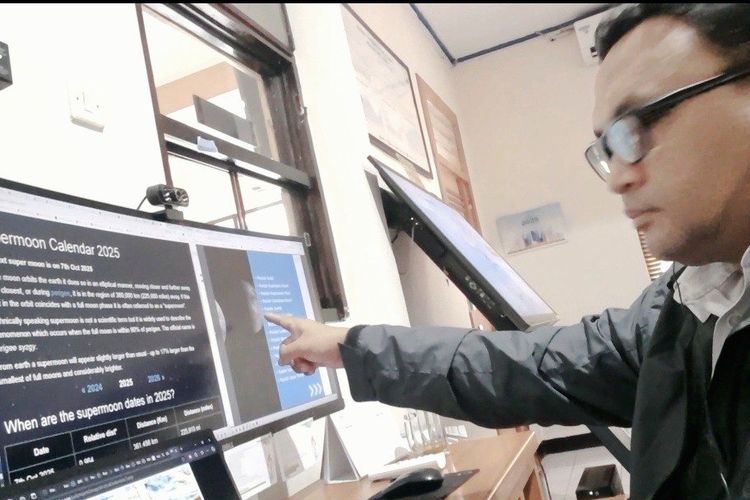 Prakirawan BMKG Banyuwangi menjelaskan fenomena full moon di Kantor BMKG Banyuwangi, Rabu, (15/1/2025)