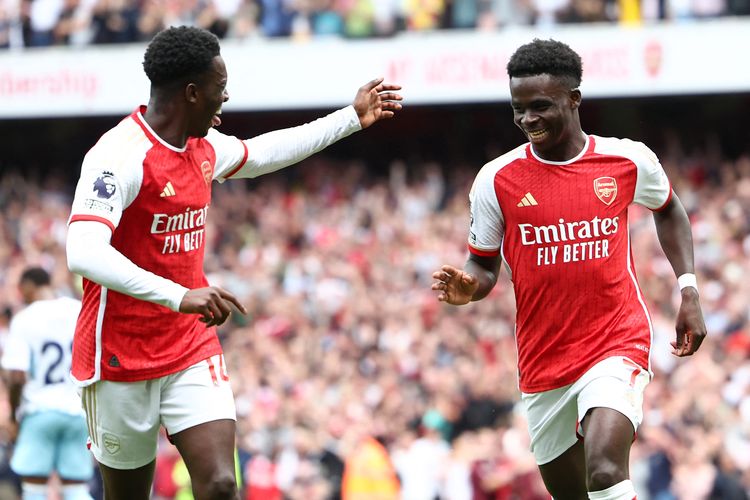 Gelandang Arsenal, Bukayo Saka (kanan), melakukan selebrasi bersama rekannya, Eddie Nketiah, usai mencetak gol kedua timnya ke gawang Nottingham Forest dalam pekan pertama Premier League di Emirates Stadium, London, Sabtu (12/8/2023).