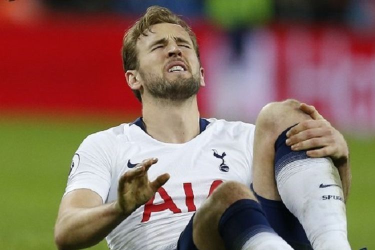 Harry Kane meringis kesakitan pada pertandingan Tottenham Hotspur vs Manchester United di Stadion Wembley, 13 Januari 2019. 