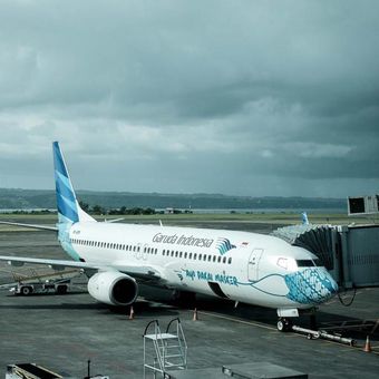 Bali membuka pintu penerbangan internasionalnya, Jumat (04/02/2022). Ini ditandai dengan tibanya enam orang wisatawan asal Jepang menggunakan maskapai Garuda Indonesia.