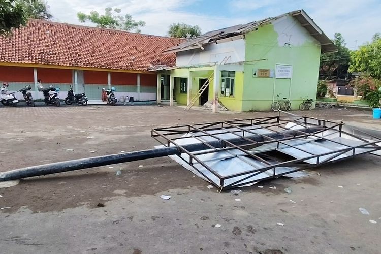 Angin Kencang Rusak Bangunan Sekolah dan 24 Rumah di Cirebon, Warga Panik Selamatkan Diri