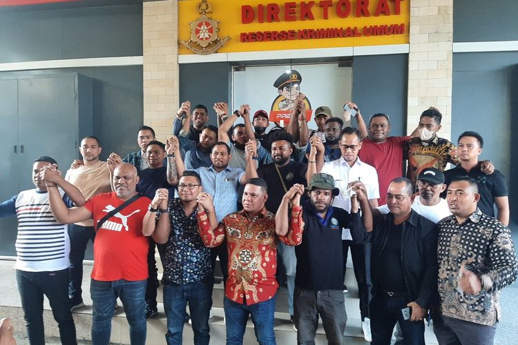 Perwakilan dari pihak NTT, Maluku dan Papua saat berfoto di Mapolda DIY usai pernyataan sikap sepakat berdamai dan menyerahkan proses hukum kepada Kepolisian.