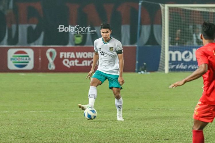 Bek timnas U20 Indonesia, Muhammad Ferarri, sedang menguasai bola ketika bertanding di Stadion Patriot Candrabhaga, Bekasi, Jawa Barat, 10 Juli 2022. Terkini, Ferarri bersama timnas U20 Indonesia sedang menjalani pemusatan latihan dan serangkaian laga uji coba di Turki.