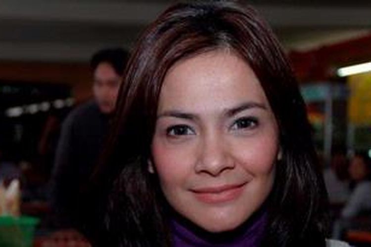 Cut Tari saat menemui wartawan sebelum menuju Pengadilan Negeri Bandung, di Rest Area KM 19, Bekasi, Jawa Barat, Senin (13/12/2010). Cut Tari menegaskan kesiapannya untuk menjalani sidang sebagai saksi pada kasus penyebaran video porno Nazriel Irham alias Ariel.