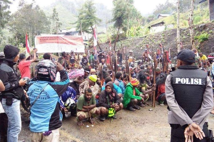 Masyarakat di Kampung Minagi, Kecamatan Kubu, Kabupaten Tolikara, memalang akses jalan daerah Trans Papua dari Wamena-Tolikara.
