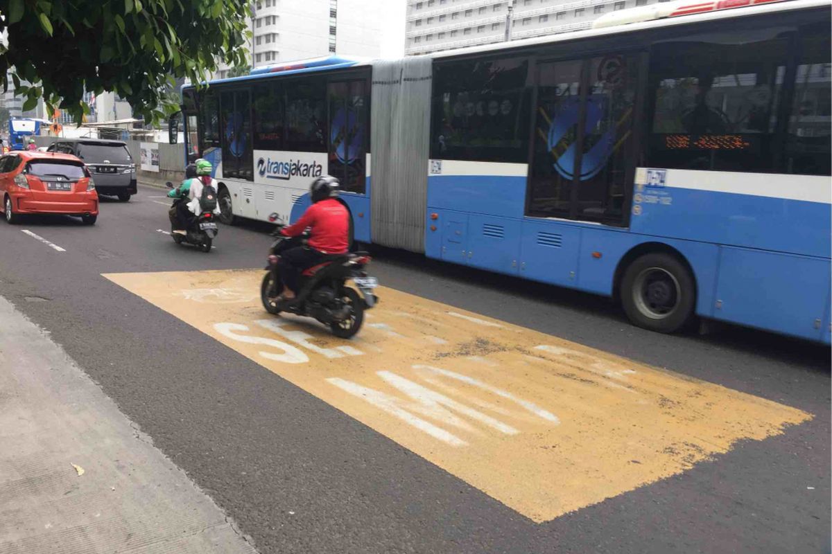Pemprov DKI membuat penanda jalur khusus sepeda motor untuk memisahkan lintasan roda dua dan roda empat di Jalan MH Thamrin hingga Medan Merdeka Barat,  Kamis (18/1/2018).